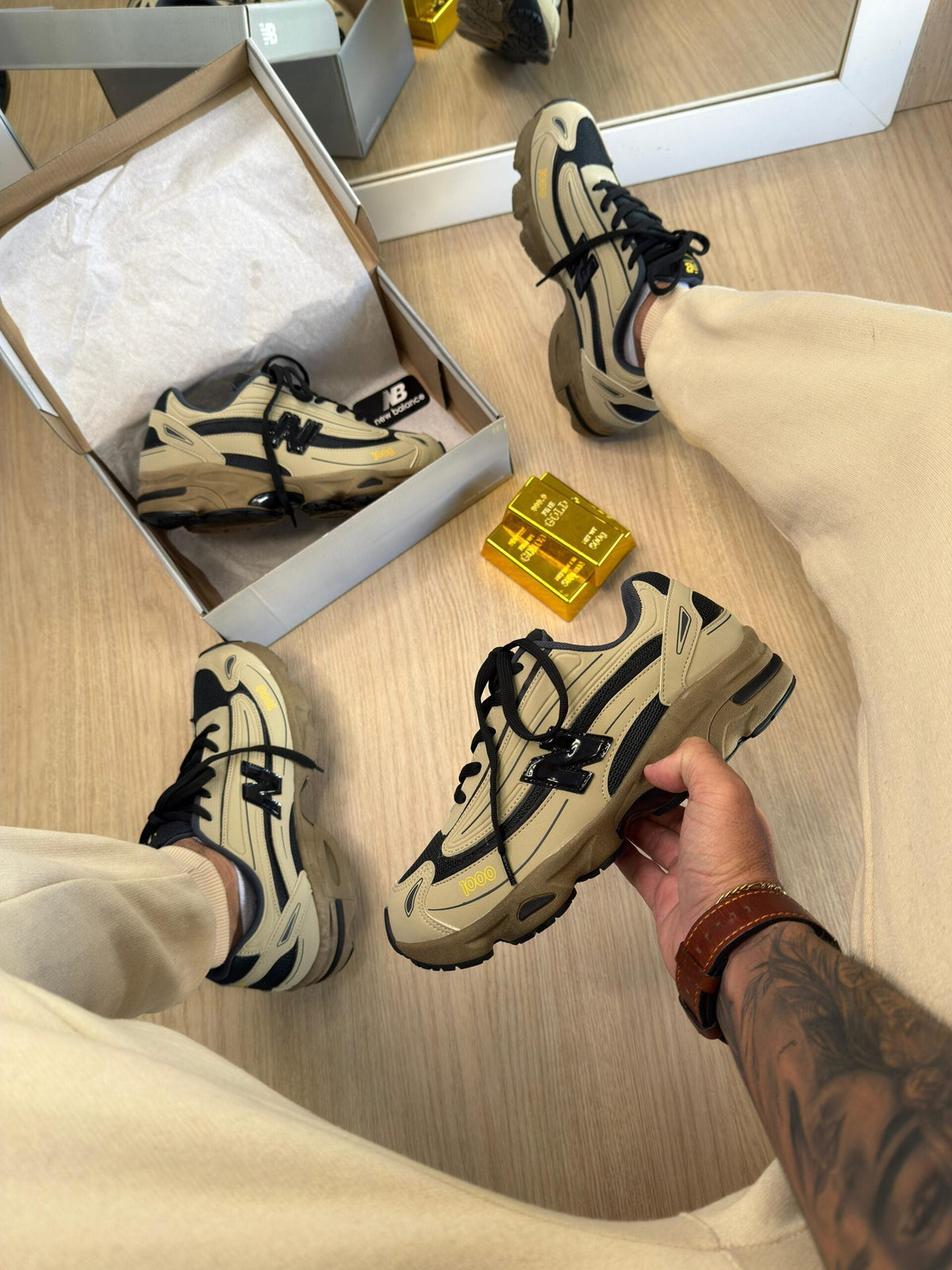 New Balance 1000 Bege e Preto