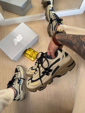 New Balance 1000 Bege e Preto