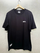 Camiseta Wats Logo Boton Preta